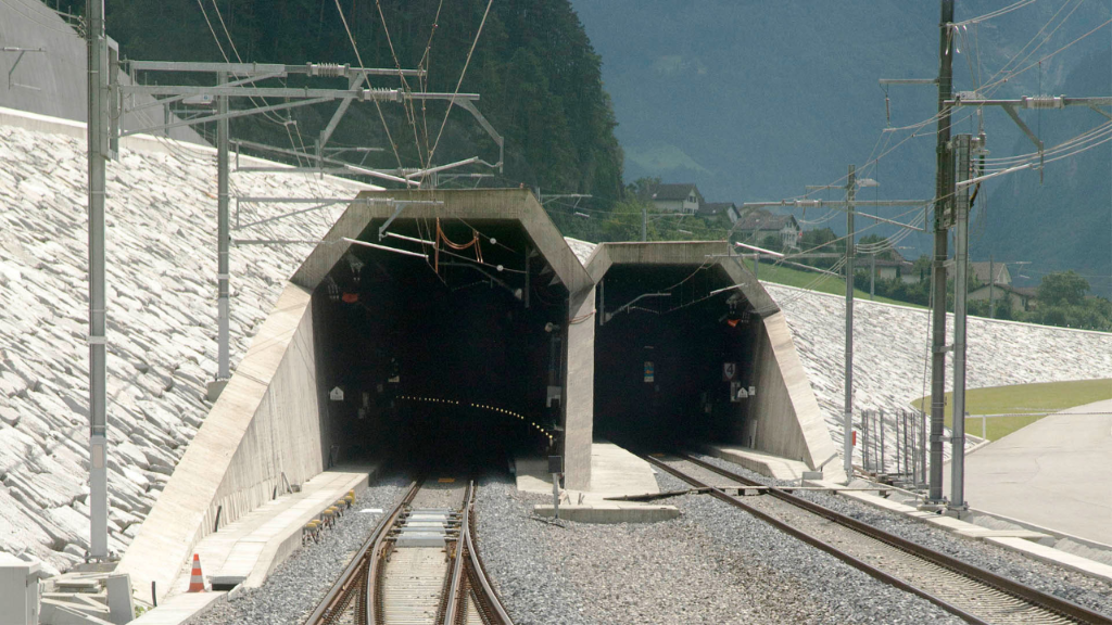 Un train sort d'un tunnel